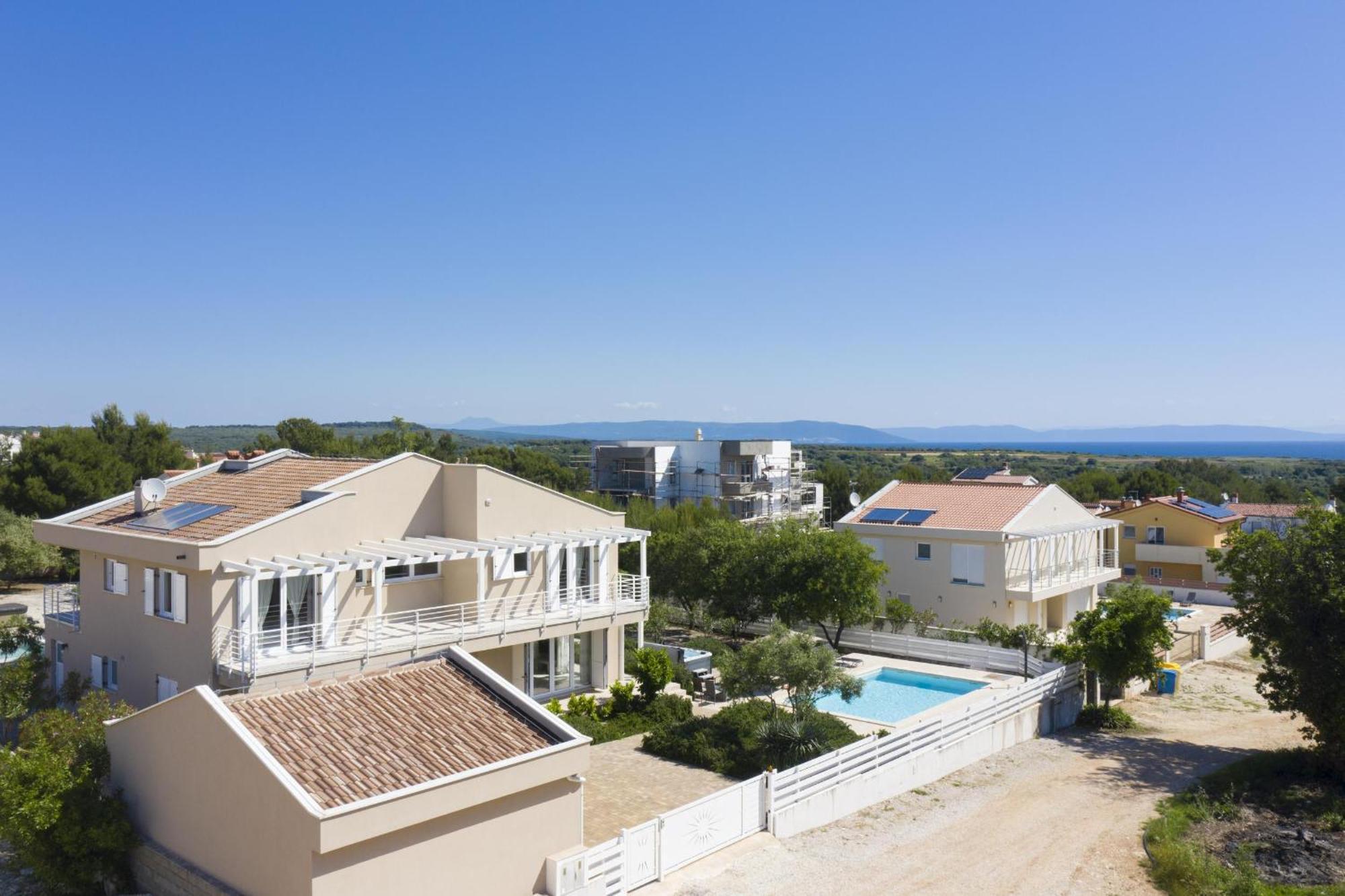 Villa Bella - Beautiful And Modern House With Pool, Souna, Jacuzzi & Playground, Liznjan - Istra エクステリア 写真