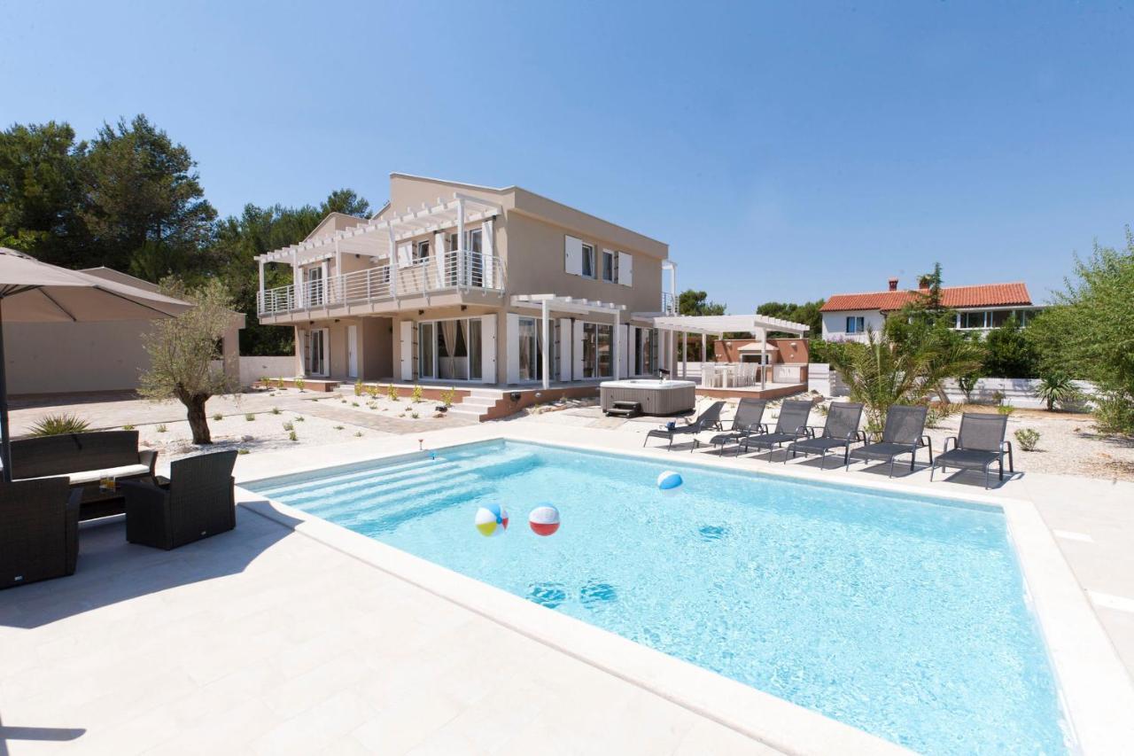 Villa Bella - Beautiful And Modern House With Pool, Souna, Jacuzzi & Playground, Liznjan - Istra エクステリア 写真