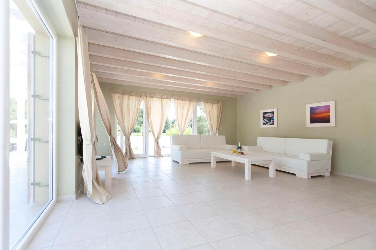 Villa Bella - Beautiful And Modern House With Pool, Souna, Jacuzzi & Playground, Liznjan - Istra エクステリア 写真