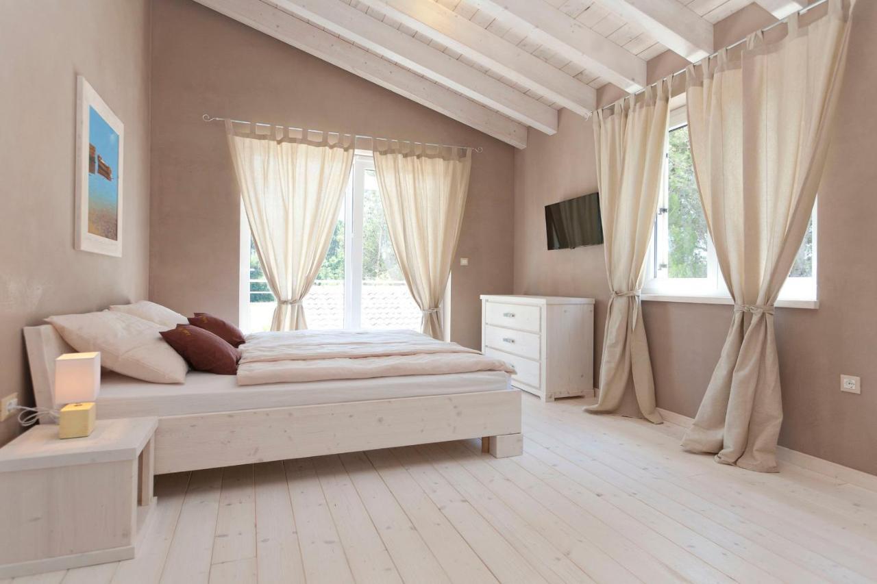 Villa Bella - Beautiful And Modern House With Pool, Souna, Jacuzzi & Playground, Liznjan - Istra エクステリア 写真