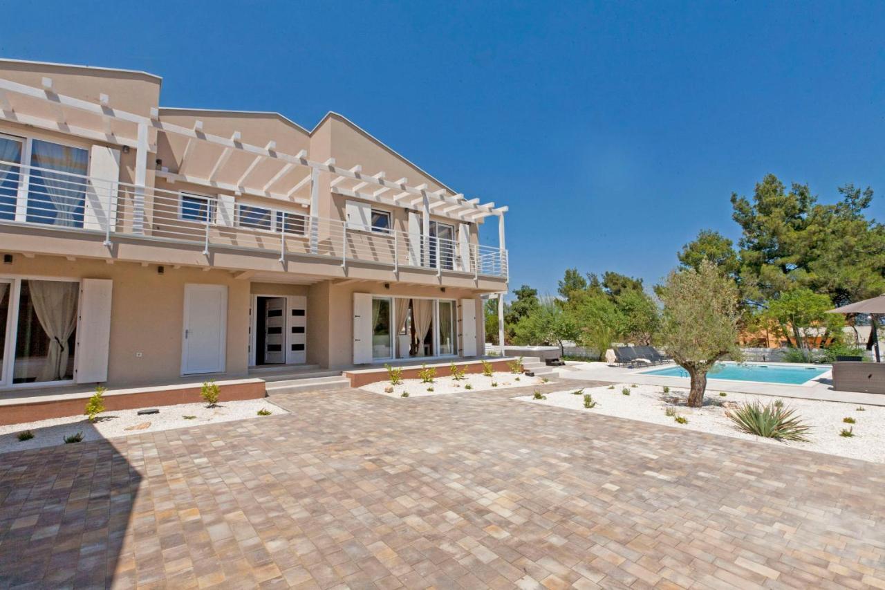 Villa Bella - Beautiful And Modern House With Pool, Souna, Jacuzzi & Playground, Liznjan - Istra エクステリア 写真